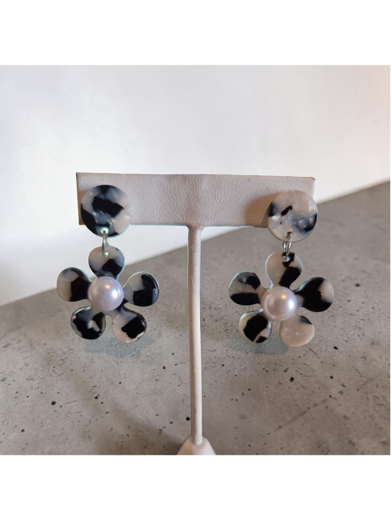 Unbranded Jewelry - Flower Drop Earrings Black & White Acrylic